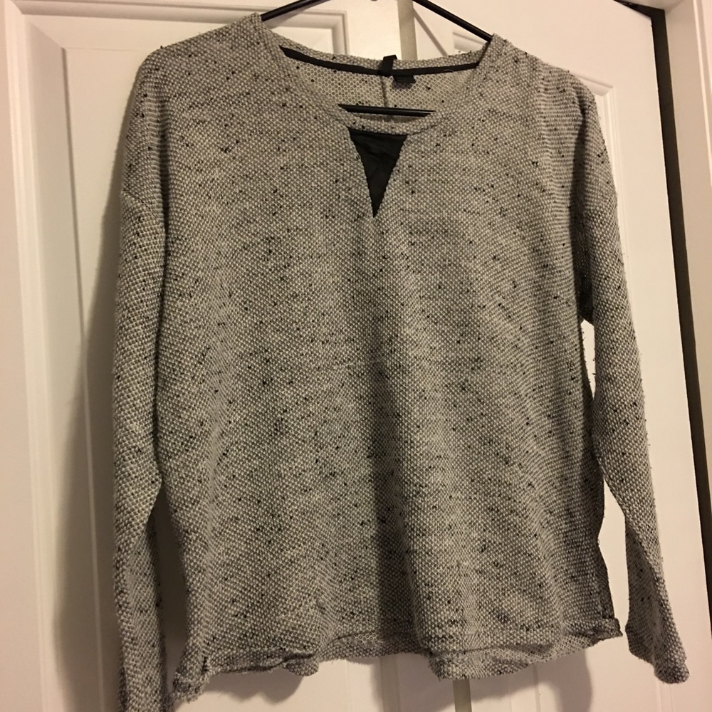 Cropped, 3/4 sleeved, gray top